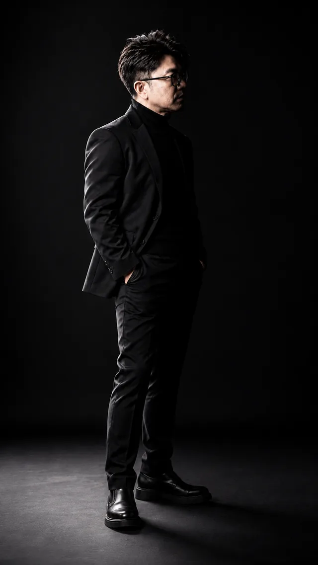 Split Lighting: the same man in a black suit, showing divided · intense · mysterious light.